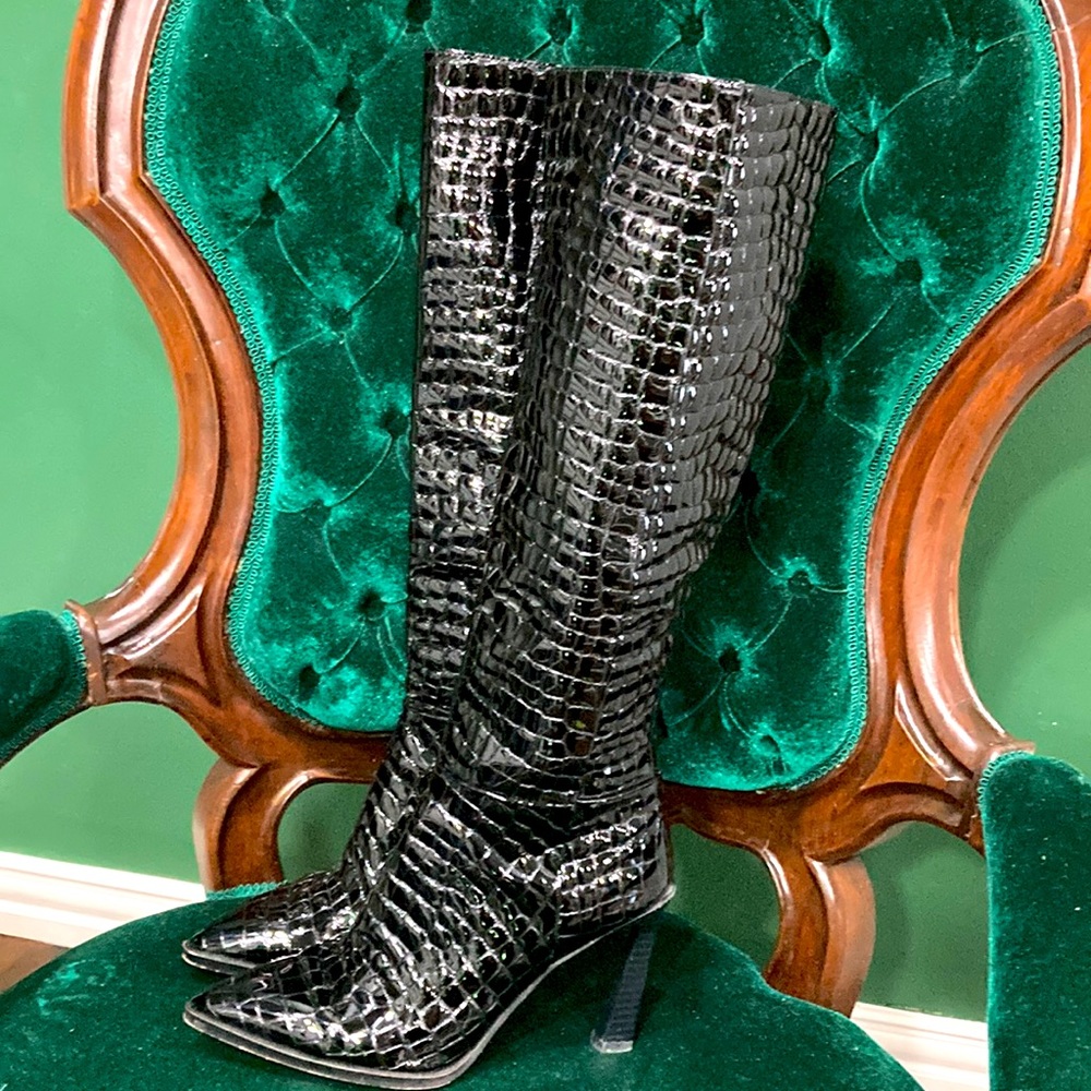 VINCE CAMUTO STUNNING BLACK BOOTS. Size 6 1/2.